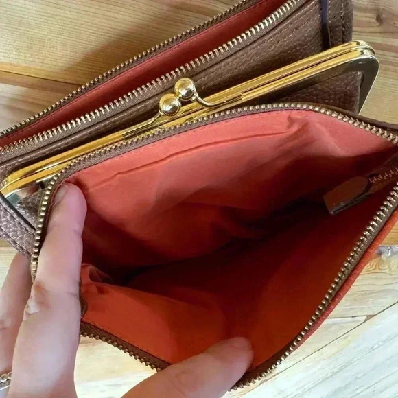 Nine West JADA Cross Bag Cream & Salmon Lining Multi Compartments 9 x 8 x 5 - Picture 5 of 9